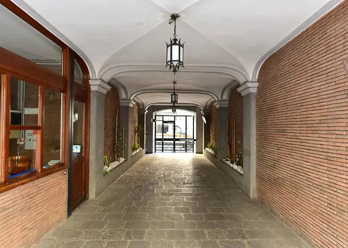 Elegant & Cozy In The Heart Of